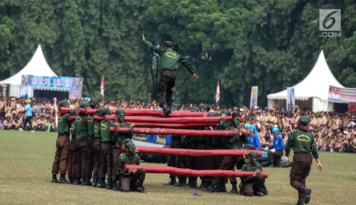 Sejumlah peserta beraksi dalam acara pembukaan Raimuna Nasional XI yang digelar di Bumi Perkemahan Cibubur, Jakarta Timur, Senin (14/8). Kegiatan ini bertema Pramuka Untuk Masa Depan Indonesia, Inovatif Kreatif Berkarakter. (Liputan6.com/Faizal Fanani)