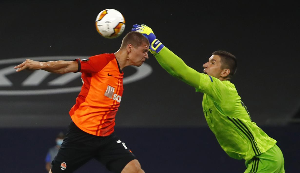 Kiper Basel Dorde Nikolic (kanan) melakukan penyelamatan di depan pemain Shakhtar Donetsk Valeriy Bondar pada pertandingan perempat final Liga Europa di Veltins-Arena, Gelsenkirchen, Jerman, Selasa (11/8/2020). Shakhtar Donetsk menang 4-1. (Wolgang Rattay/Pool Photo via AP)