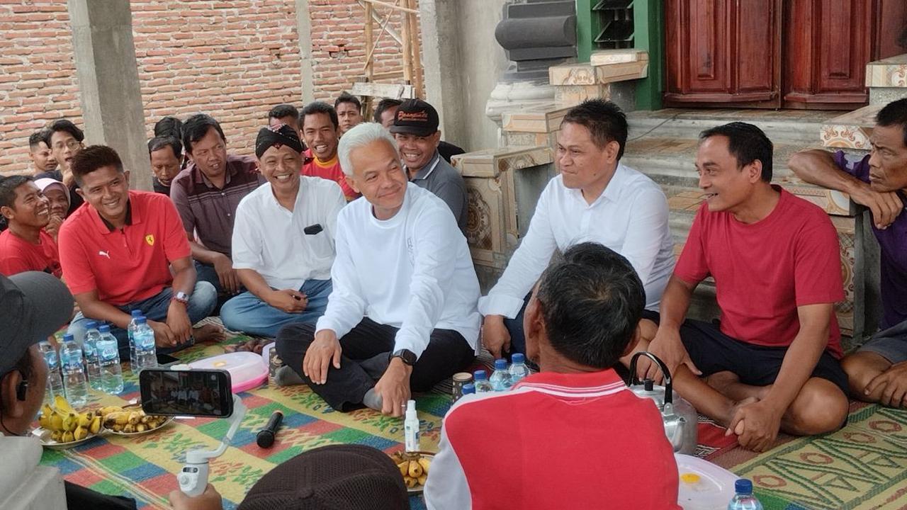 Setibanya di desa Kuwonharjo itu Ganjar berkeliling kandang ayam peternak.&nbsp;