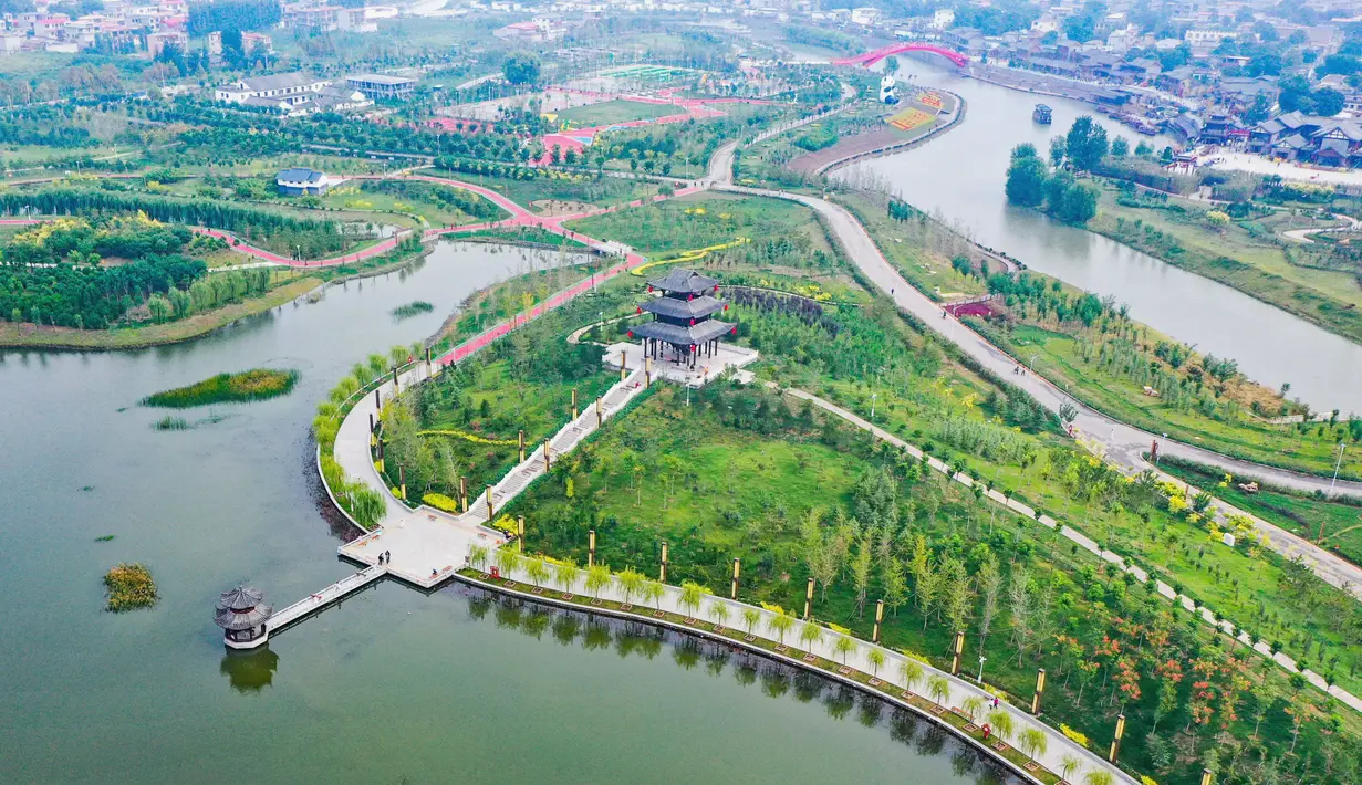 Foto udara pemandangan sebuah taman ekologi di Wilayah Cixian, Provinsi Hebei, China pada 24 September 2020. Dalam beberapa tahun terakhir, Cixian berupaya menyempurnakan pengelolaan sungai dan restorasi ekologi untuk meningkatkan kualitas sistem perairan di wilayah tersebut. (Xinhua/Wang Xiao)