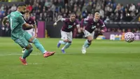 Mohamed Salah mengeksekusi penalti&nbsp;di laga Burnley vs Liverpool di Turf Moor di pekan keempat Liga Inggris 2025/2026, Minggu (14/09/2025). (AP Photo/Jon Super)