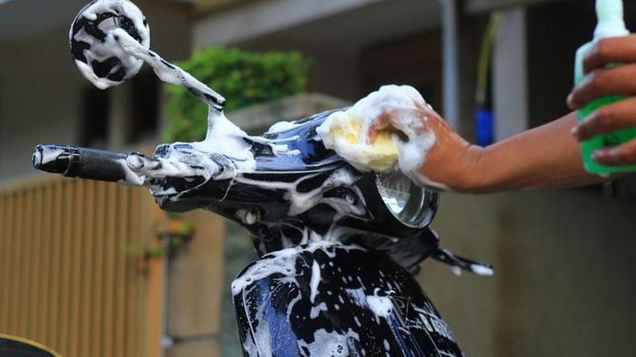 Mencuci Seluruh Bodi Motor&nbsp;<br>