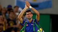 Petenis nomor satu dunia, Novak Djokovic, bertepuk tangan ke arah penonton dengan mata berkaca-kaca setelah kalah dari Juan Martin del Potro pada babak pertama Olimpiade Rio de Janeiro 2016, Minggu (7/8/2016). (Bola.com/Twitter/SuperSportTV)