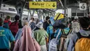 <p>Sejumlah porter membawa barang penumpang kereta api Dharmawangsa dari Surabaya tiba di Stasiun Pasar Senen, Jakarta, Kamis (5/5/2022). Sebanyak 38.400 penumpang yang berangkat dari seluruh stasiun KA Jarak Jauh tiba di area Daop 1 Jakarta pada H+3 lebaran. (Liputan6.com/Faizal Fanani)</p>