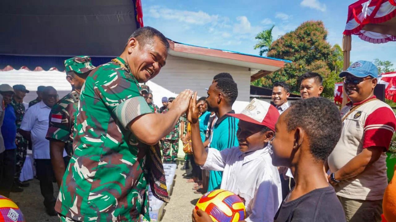 FOTO: Momen Hangat Kasad Jenderal Maruli Saat Menyapa Anak-Anak Papua