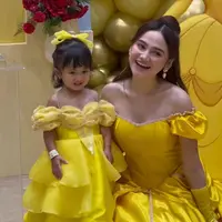 Lihat di sini tampilan Syifa Hadju jadi Princess Belle di pesta ulang tahun Kesha Ratuliu. [@monaratuliu].