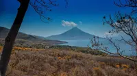 Pemandangan Gunung Ile Mandiri di NTT. (Dok: IG @karunjw&nbsp;https://www.instagram.com/p/Bl8P8a9lcUE/?igsh=MW45emFqajdqNDdvcg%3D%3D)