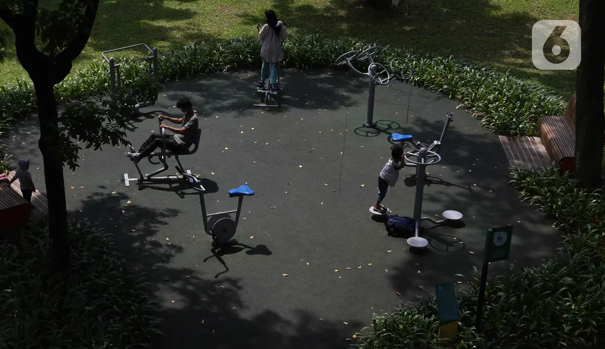 Anak-anak bermain di Tebet Eco Park, Tebet, Jakarta Selatan, Senin (15/8/2022). Usai dibenahi, kini masuk Tebet Eco Park harus daftar dulu di aplikasi JAKI. Pengunjung diminta untuk menjadwalkan kunjungannya lewat JAKI terlebih dahulu. (Liputan6.com/Herman Zakharia)
