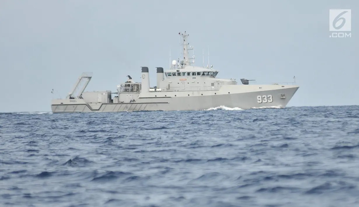 Kapal Rigel 933 melakukan pencarian pesawat Lion Air JT 610, di laut utara Karawang, Jawa Barat, Selasa (30/10). Upaya pencarian juga melibatkan empat kapal berfasilitas alat sonar untuk mendeteksi keberadaan badan pesawat. (Merdeka.com/Iqbal S. Nugroho)