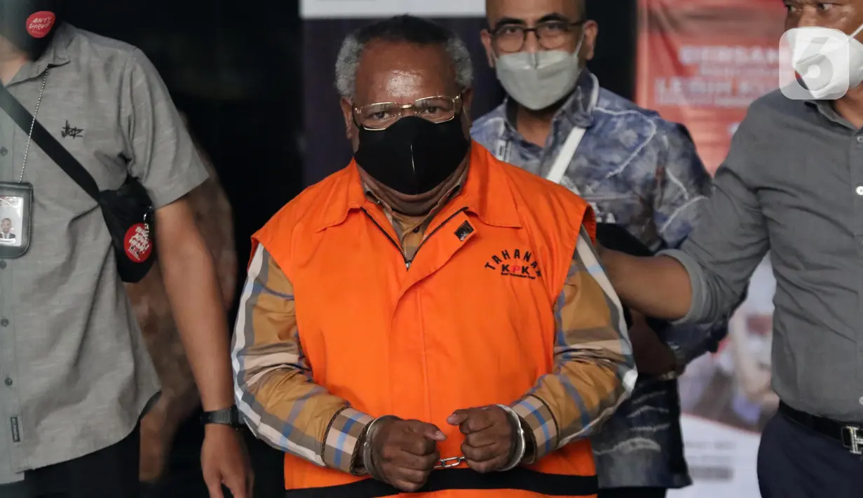 Bupati Mimika, Papua nonaktif Eltinus Omaleng usai menjalani pemeriksaan lanjutan di Gedung Merah Putih KPK, Jakarta, Senin (31/10/2022). Selain Eltinus Omaleng, KPK juga menetapkan dua tersangka lain yakni, Marthen Sawy selaku Kabag Kesra Setda Kabupaten Mimika sebagai Pejabat Pembuat Komitmen (PPK). (Liputan6.com/Helmi Fithriansyah)