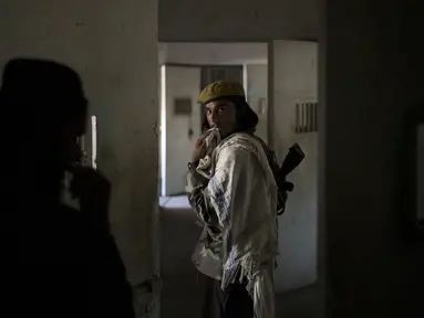 Pasukan Taliban berjalan menyusuri penjara Pul-e-Charkhi di Kabul, Afghanistan, Senin (13/9/2021). Pul-e-Charkhi sebelumnya adalah penjara utama pemerintah Afghanistan untuk menahan anggota Taliban yang ditangkap. (AP Photo/Felipe Dana)