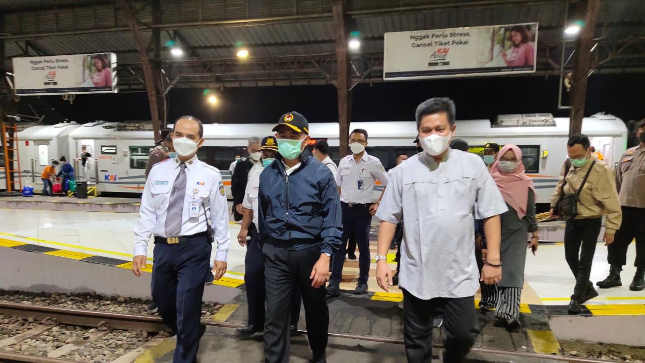 Menteri Koordinator Bidang Pembangunan Manusia dan Kebudayaan (PMK) Muhadjir Effendy menggunakan Kereta Luxury 2