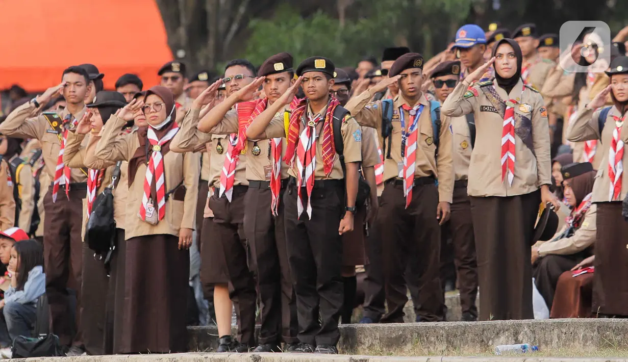 Anggota Pramuka saat mengikuti upacara peringatan Hari Pramuka ke-62 dan pembukaan Raimuna Nasional (Rainas) XII Tahun 2023 di Bumi Perkemahan dan Graha Wisata Pramuka (Buperta), Cibubur, Jakarta, Senin (14/8/2023). (Liputan6.com/Herman Zakharia)