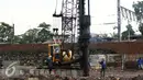 Pekerja menyelesaikan pekerjaannya di bantaran Kali Ciliwung, Bukit Duri, Jakarta (1/11). Pemasangan tiang pancang untuk sheet pile di kali tersebut telah mencapai 1300 meter, ditargetkan selesai akhir Desember 2016. (Liputan6.com/Gempur M Surya)