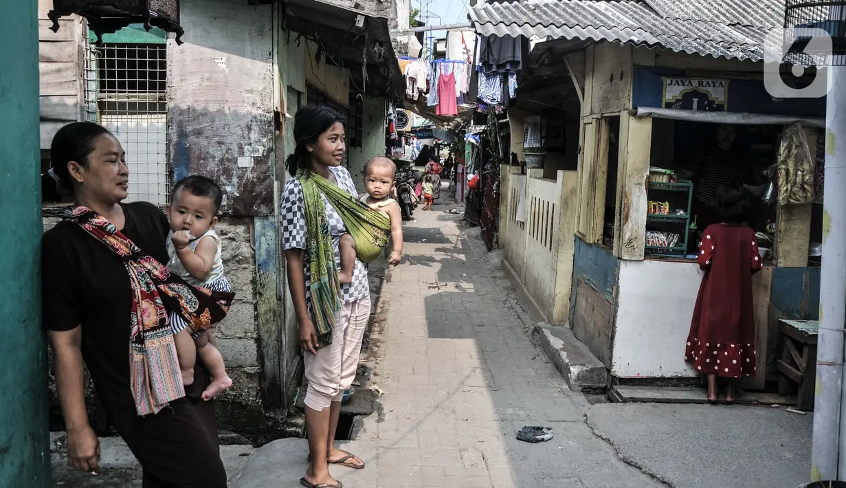Aktivitas warga di perkampungan kumuh kawasan Semper, Cilincing, Jakarta, Selasa (12/10/2021). Data Badan Pusat Statistik (BPS) Provinsi DKI Jakarta per September 2021 mencatat, jumlah penduduk miskin di Ibu Kota mencapai 362 ribu jiwa. (merdeka.com/Iqbal S. Nugroho)