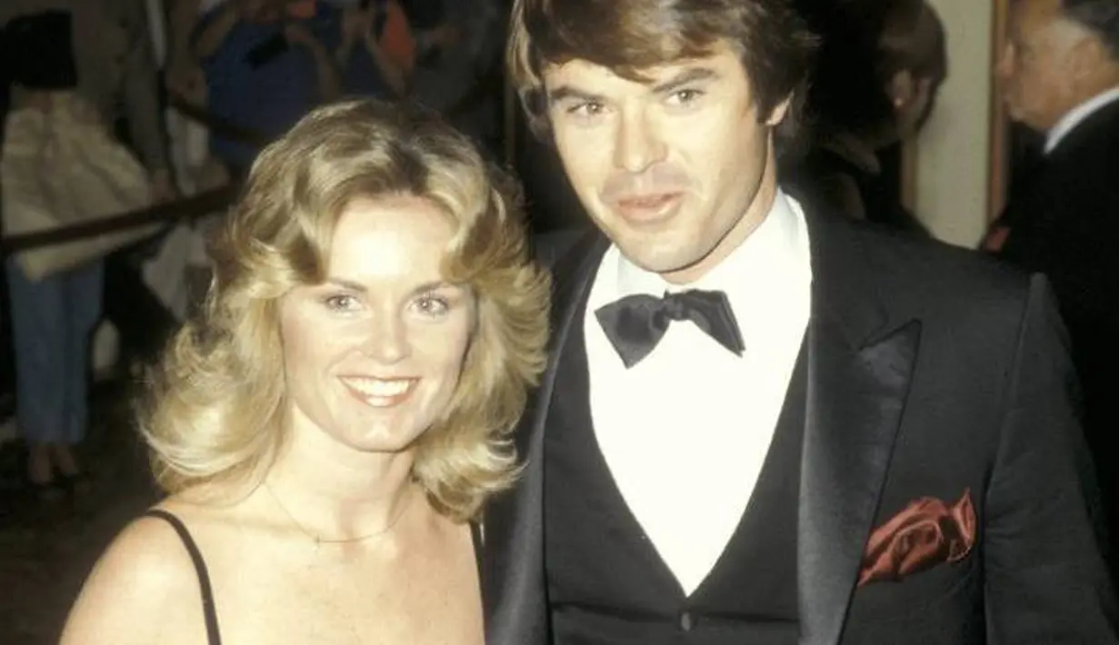 Ia menikah dengan Robert Urich dan mereka pun mengadipsi yan, Emily dan Allison. Robert didiagnosa kanker pada Juli 1996 dan meninggal pada 2002. (Global News)