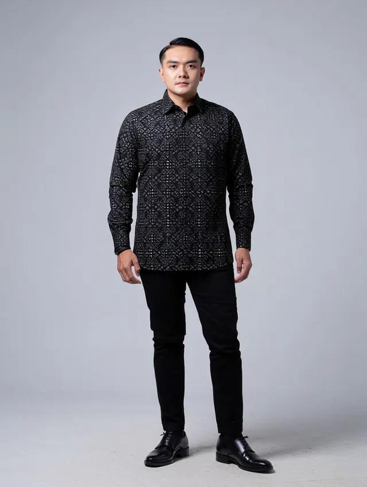 10 Model Baju Batik Pria Kombinasi Hitam, Ini Padu Padan yang Bikin Kamu Tampil Keren saat Kondangan