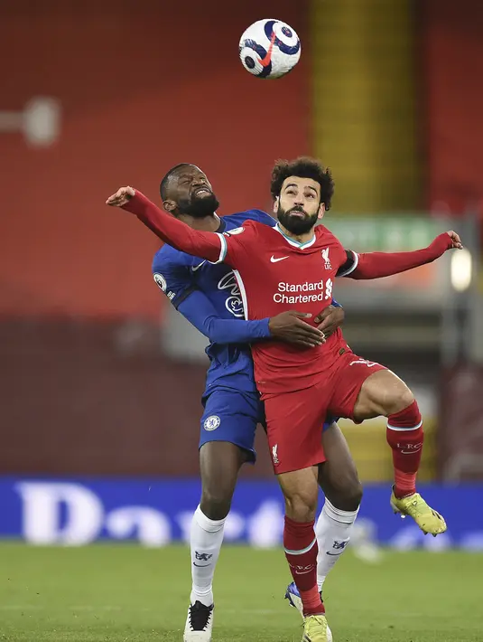 Penyerang Liverpool, Mohamed Salah dan bek Chelsea, Antonio Rudiger bersaing pada matchday ke-27 Liga Primer Inggris di Anfield, Jumat (05/03) dini hari WIB. Chelsea mempermalukan tuan rumah yang juga juara bertahan Liverpool 1-0. (Oli Scarff, Pool via AP)