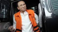 Mantan Menteri Agama Suryadharma Ali (SDA) turun dari mobil tahanan, di Gedung KPK, Jakarta, Senin (8/6). SDA kembali diperiksa sebagai tersangka dugaan korupsi penyelenggaraan ibadah haji di Kementerian Agama. (Liputan6.com/Helmi Afandi)