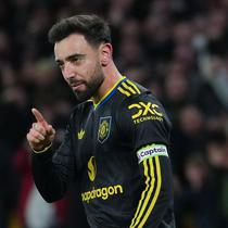Pemain Manchester United, Bruno Fernandes, melakukan selebrasi setelah mencetak gol ke gawang Wolverhampton Wanderers pada laga Liga Inggris di Stadion Molineux, Selasa (9/12/2025). (AP Photo/Dave Shopland)