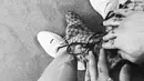 Pete mengunggah foto yang memperlihatkan cincin Ariana Grane, dan sepasang sepatu Gucci. (instagram/petedavidson)