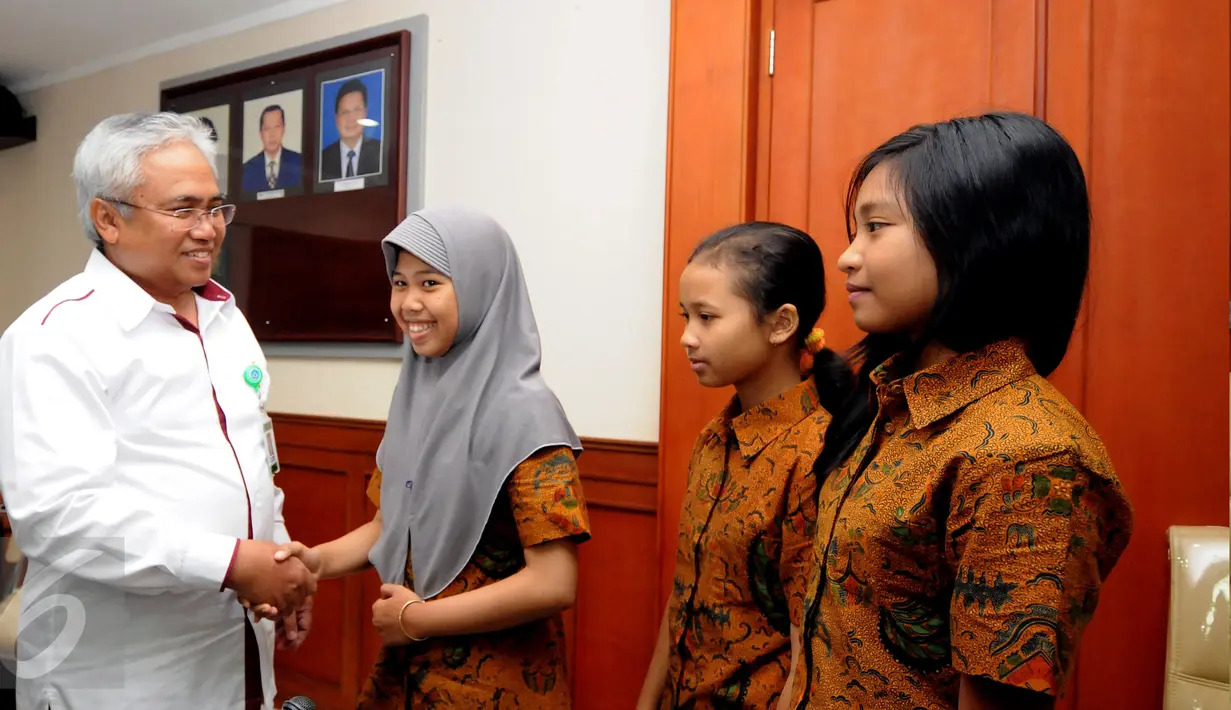Direktur Pembinaan SD, Wowon Widaryat bersalaman dengan tim catur tingkat SD Indonesia di Kemendikbud Jakarta, Kamis (31/3/2016). Dirjen Dikdasmen Kemendikbud mengirim 6 siswa ke Asian Youth Chess Championships 2016. (Liputan6.com/Helmi Fithriansyah)