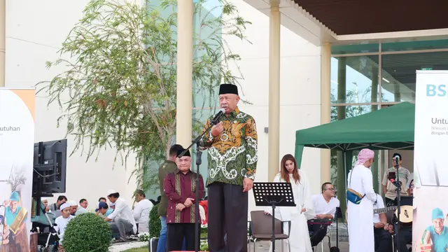 Suasana halal bihalal dalam rangka perayaan Idul Fitri 2024 di KBRI Abu Dhabi, UEA yang pertama kali digelar di Masjid Presiden Joko Widodo. (Dok. KBRI Abu Dhabi)
