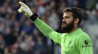 Alisson Becker. Kiper asal Brasil berusia 28 tahun ini telah 4 musim memperkuat Liverpool sejak 2018/2019. Musim ini ia telah tampil dalam 7 laga di semua kompetisi dengan catatan 4 kali clean sheets dengan kebobolan 4 gol. (AP/Rui Vieira)