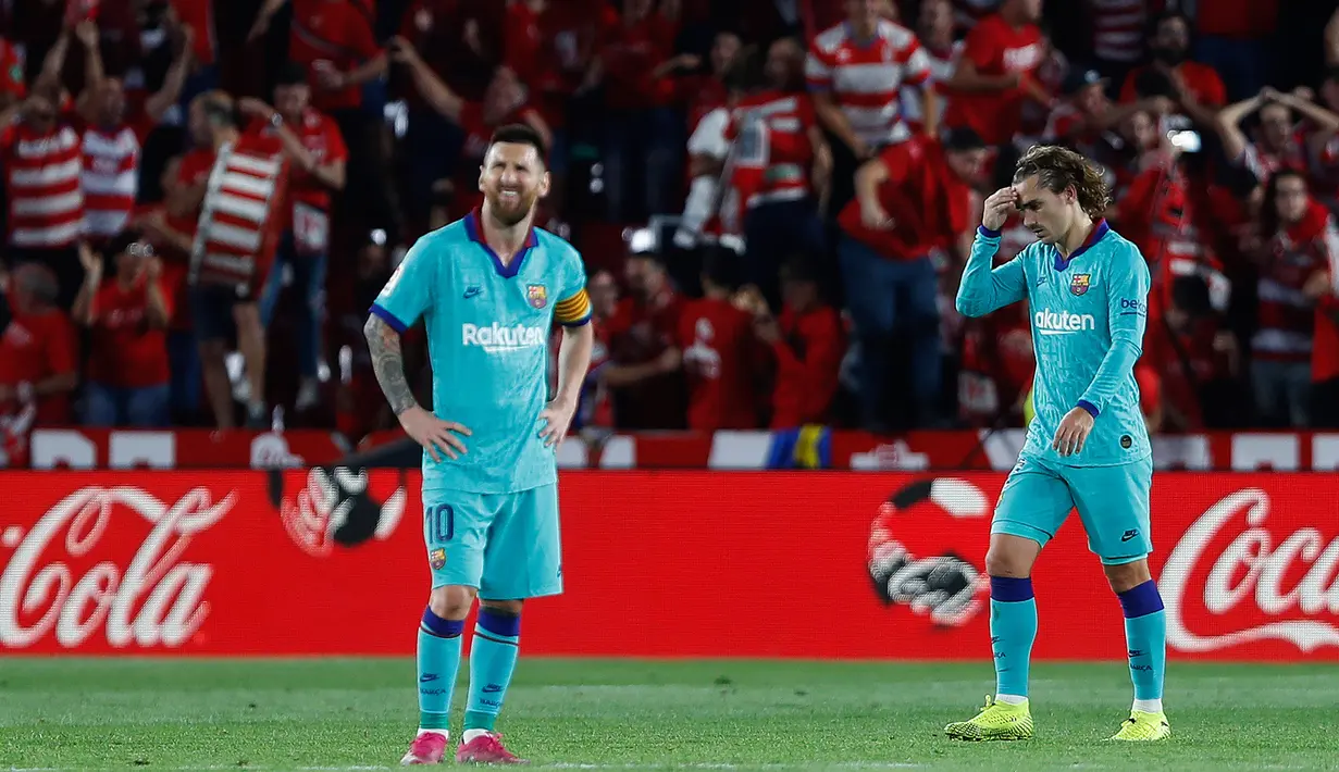 Reaksi  bintang Barcelona, Lionel Messi dan rekannya, Antoine Griezmann pada laga pekan kelima La Liga melawan Granada di Stadion Nuevo Los Cármenes, Sabtu(21/9/2019). Barcelona secara mengejutkan tumbang dalam lawatannya ke markas tim promosi, Granada 0-2. (AP Photo/Miguel Morenatti)