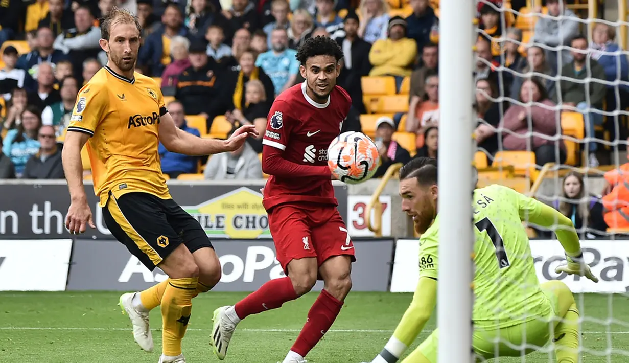 Liverpool berhasil merebut tiga poin usai menang 3-1 atas Wolverhampton. Tiga gol Liverpool dicetak oleh Mohamed Salah, Andrew Robertson, dan Harvey Elliot. (AP Photo/Rui Vieira)