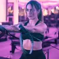 Lewat Reformer Pilates, latihan tidak hanya berfokus pada otot, tetapi juga bagaimana tubuh bergerak sebagai satu kesatuan. (Foto/Dok: VAURA)