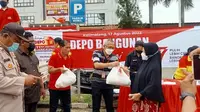 Menyambut HUT Kemerdekaan ke-77 Republik Indonesia, Depo Bangunan membagikan bantuan kepada warga yang tinggal di sekitar gerai Depo Bangunan. (Ist)