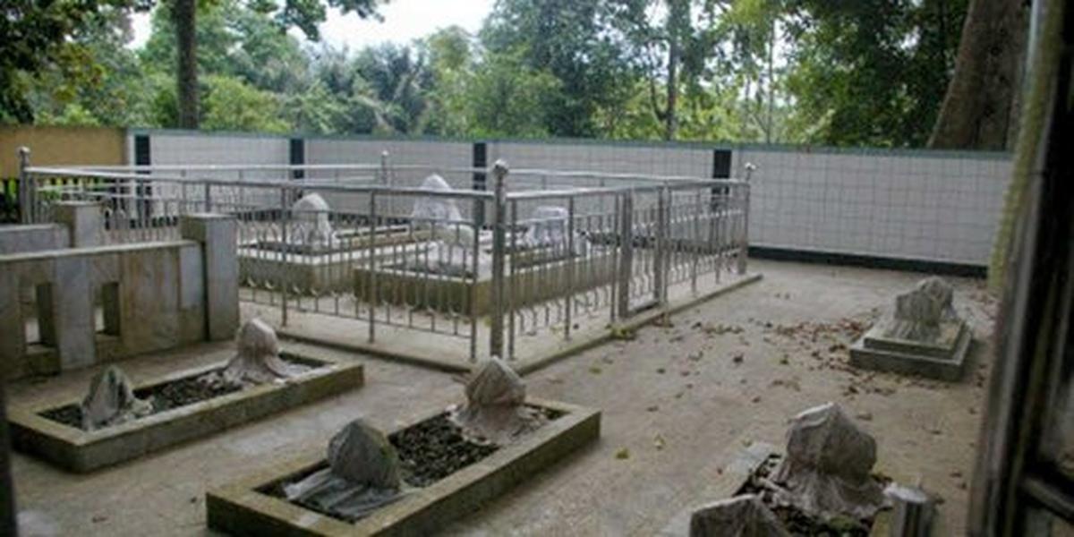 Cikadueun makam Syekh Maulana Mansyuruddin