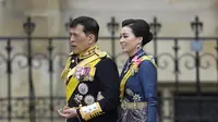 Ratu Suthida dan Raja Vajiralongkorn dari Thailand tiba menjelang penobatan Raja Charles III dan Camilla, Permaisuri, di London, Sabtu, 6 Mei 2023. (AP Photo/Kin Cheung)