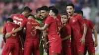 Para pemain Timnas Indonesia bersiap saat akan melawan Thailand pada laga Piala AFF 2018 di Stadion Rajamangala, Bangkok, Sabtu (17/11). Thailand menang 4-2 dari Indonesia. (Bola.com/M. Iqbal Ichsan)