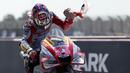 Enea Bastianini tercatat telah memenangkan ajang balap MotoGP pada musim ini sebanyak dua kali. Pembalap asal Italia tersebut sukses menjadi yang tercepat di Srikuit Lusail, Qatar dan tak terbendung saat GP Prancis yang berlangsung di Sirkuit Bugatti, Le Mans, Minggu (15/5/2022) siang. Pembalap berjuluk The Beast itu kini menempati posisi ketiga di klasemen pembalap MotoGP. (AFP/Jeremias Gonzalez)