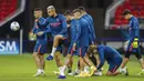 Para pemain Sevilla melakukan latihan jelang laga Piala Super Eropa di Puskas Arena, Hungaria, Kamis (24/9/2020). Sevilla akan berhadapan dengan Bayern Munchen. (Bernadett Szabo/Pool via AP)