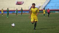 Pemain belakang Bhayangkara Surabaya United, Herwin Tri Saputra, kini hampir tak pernah dimainkan pelatih Ibnu Grahan. (Bola.com/Fahrizal Arnas)