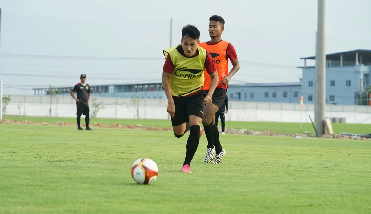 Sayap kanan Timnas Indonesia U-22, Witan Sulaeman berlari mengejar bola dalam sesi latihan di The Dream Visakha Training Camp, Phnom Penh, Kamboja, Jumat (28/4/2023) menjelang laga pertama SEA Games 2023 menghadapi Filipina. (Dok. PSSI)