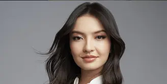 Kenakan kemeja putih dengan aksen pada kerah, Raline Shah tampil begitu memukau. Ia hadirkan look profesional klasik yang tak terbantahkan. [Foto: Instagram/ Raline Shah]
