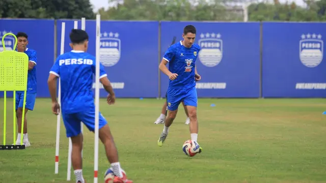 Luka Menalo Ungkap Alasan Berlabuh ke Persib Bandung