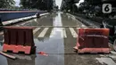 Pembatas jalan dipasang untuk menghalau kendaraan melintasi lokasi banjir di Jalan RE Martadinata, Ancol, Jakarta, Selasa (9/11/2021). Banjir mengakibatkan akses dari arah Jalan Gunung Sahari menuju Penjaringan ditutup sementara dan dialihkan. (merdeka.com/Iqbal S. Nugroho)