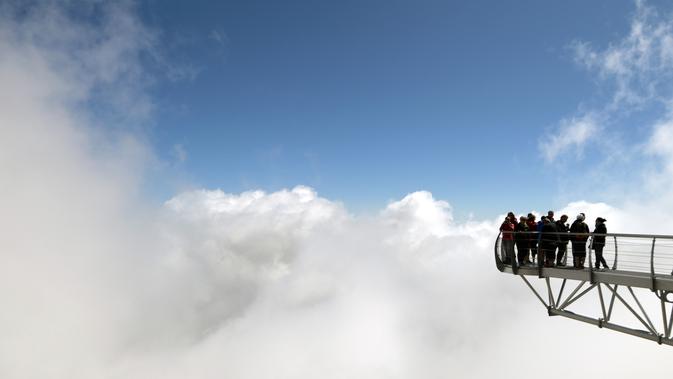 Turis mengunjungi puncak Pic du Midi Bigorre dan observatorium astronomi di La Mongie, Prancis pada 15 Juli 2019. Observatorium tertinggi se-Eropa di Pic du Midi de Bigorre terletak pada ketinggian 2877 mdpl. (Photo by PASCAL PAVANI / AFP)