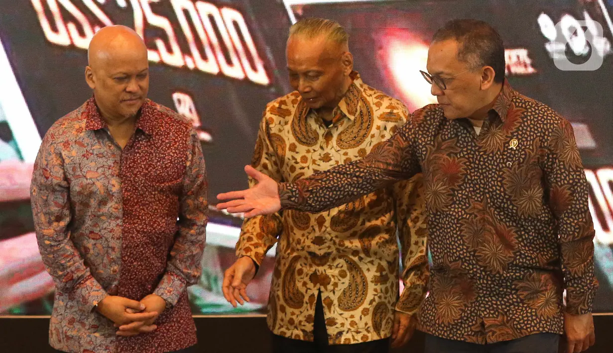 Kepala BRIN Laksana Tri Handoko dan Putra BJ Habibie, Ilham Akbar Habibie serta Ketua Yayasan SDM Iptek Wardiman Djojonegoro berfoto saat Habibie Prize 2022 di gedung BJ Habibie, Jakarta, Kamis (10/11/2022). Badan Riset dan Inovasi Nasional (BRIN) menganugerahan Habibie Prize 2022 kepada empat orang yang dinilai memiliki pengaruh dalam perkembangan Ilmu Pengetahuan dan Teknologi (IPTEK) di Tanah Air. (Liputan6.com/Herman Zakharia)