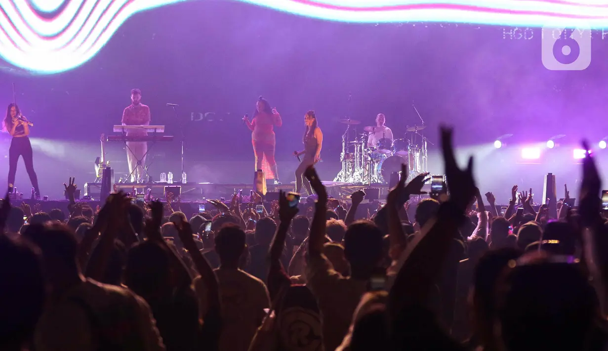 Grup musik Clean Bandit saat tampil menutup kemeriahan Festival Musik Soundrenaline di Allianz Ecopark, Ancol, Jakarta, Minggu (27/11/2022). Clean Bandit yang merupakan grup musik elektronik asal Inggris itu menutup kemeriahan Soundrenaline 2022 dengan lagu berjudul Solo, I Miss You, But You, Real Love, dan Rather Be. (Liputan6.com/Herman Zakharia)