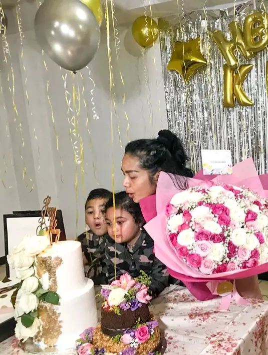 Selain ulang tahun pernikahan, KD pun ternyata juga berulang tahun pada 24 Maret 2018 kemarin. Ibu yang sudah melahirkan empat orang anak ini sekarang telah genap berusia 43 tahun. (Instagram/krisdayantilemos)