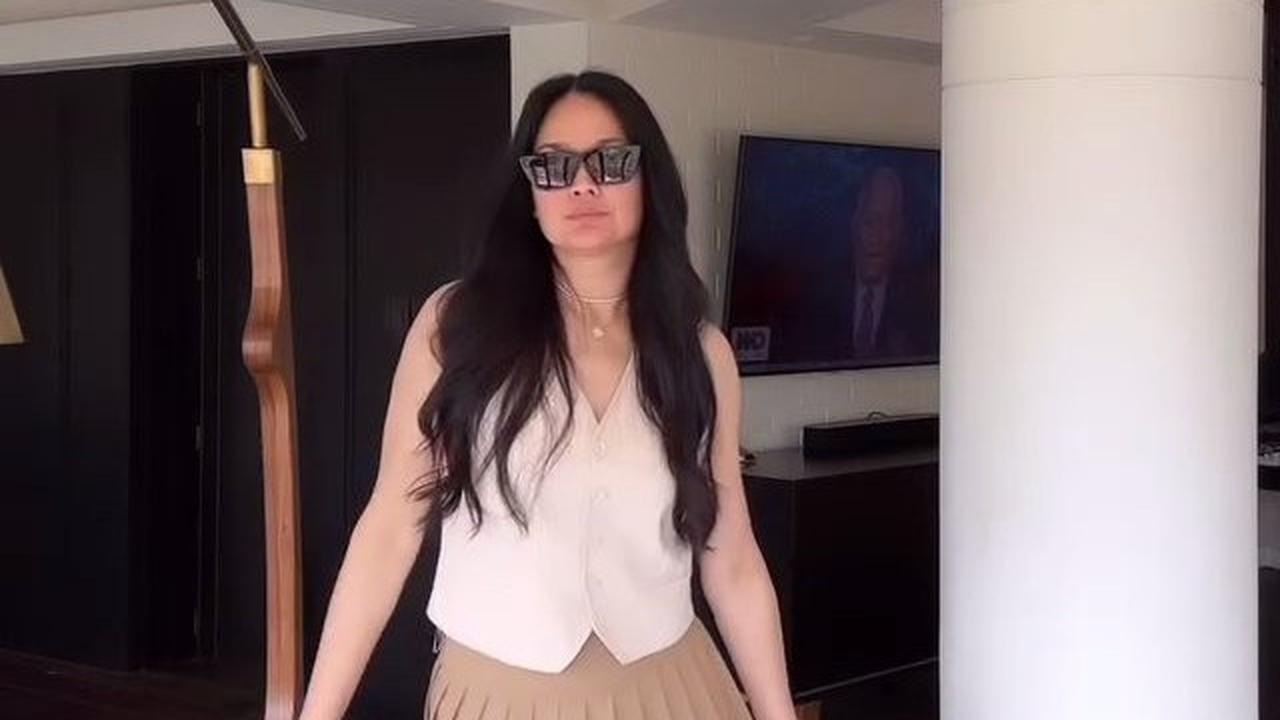 7 Potret Cantik Awet Muda Donna Harun di Usia 57 Tahun, Makin Stunning dan Slay Pakai Rok Mini Bak ABG Lagi