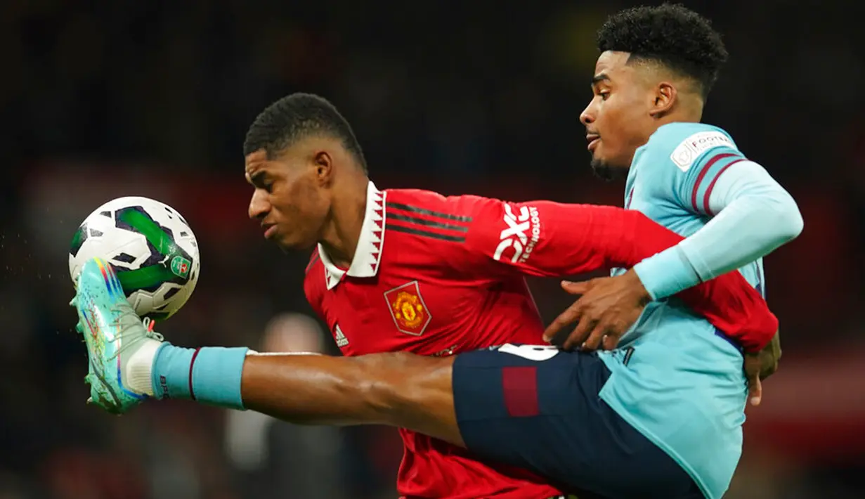 Pemain Burnley Ian Maatsen berebut bola dengan pemain Manchester United Marcus Rashford pada pertandingan sepak bola putaran keempat Piala Liga Inggris di Old Trafford, Manchester, Inggris, 21 Desember 2022. (AP Photo/Dave Thompson)
