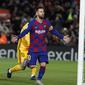 Bintang Barcelona Lionel Messi merayakan gol pertamanya ke gawang Celta Vigo dalam lanjutan Liga Spanyol di Camp Nou, Minggu (10/11/2019) dini hari WIB.(AP Photo/Joan Monfort)
