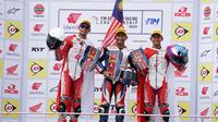 M. Adenanta Putra dan Veda Ega Pratama pada podium Race 2 kelas Supersport 600 ajang ARRC Sepang 2024. (PT Astra Honda Motor)